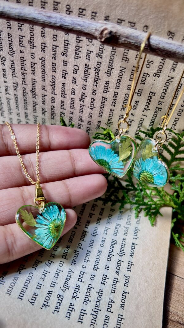 Heartfelt Aster Resin Jewelry Set | Handmade | Heart-Shaped | Turquoise Aster Dried Flowers