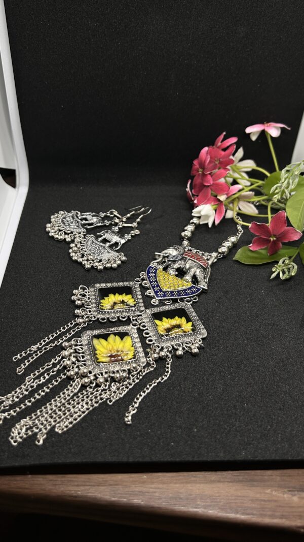 Navratri Phool Jashn Set | Oxidized Necklace + Earrings | Sunflower Resin Jewellery - Image 2