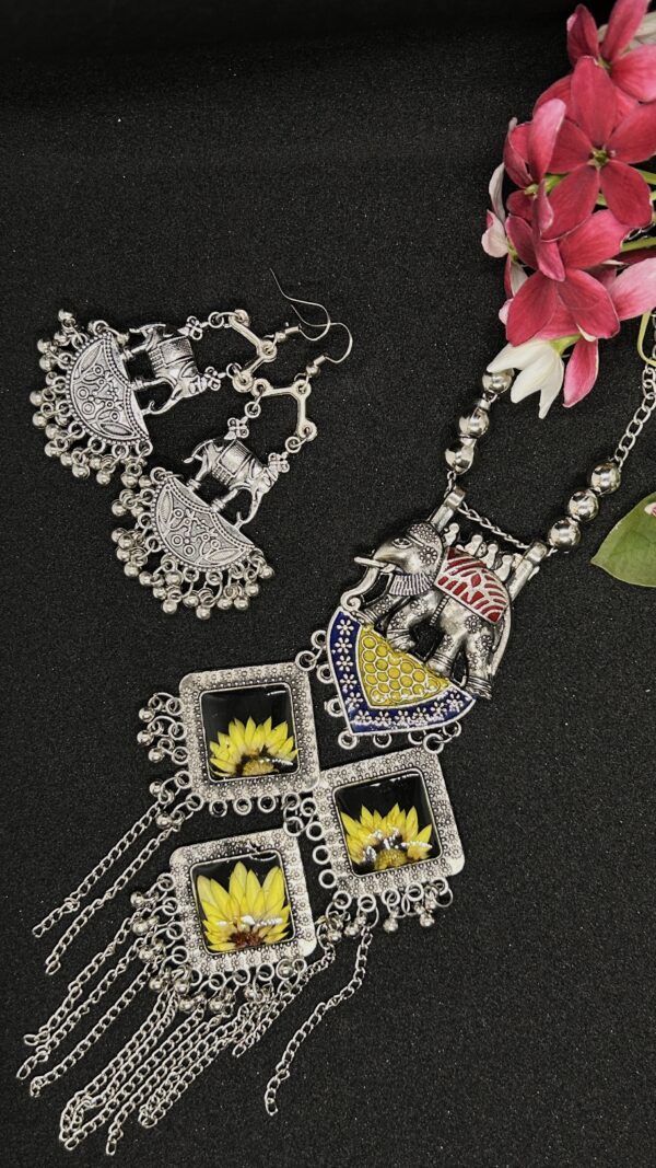 Navratri Phool Jashn Set | Oxidized Necklace + Earrings | Sunflower Resin Jewellery - Image 3